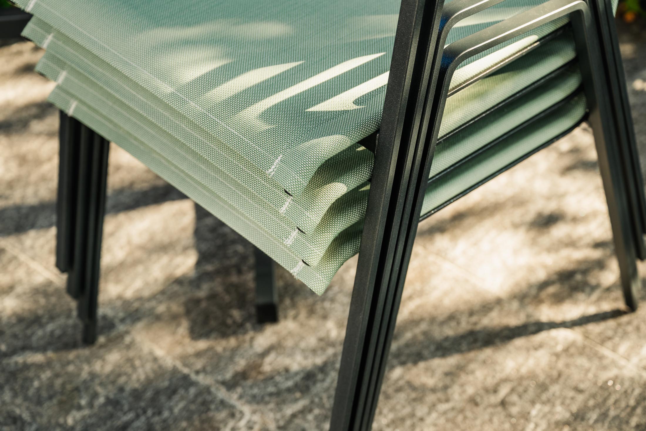 Luzern Textil-Gartenstuhl mit Armlehne in Cremegrün präsentiert im Onlineshop von KAQTU Design AG. Gartenstuhl mit Armlehnen ist von Schaffner