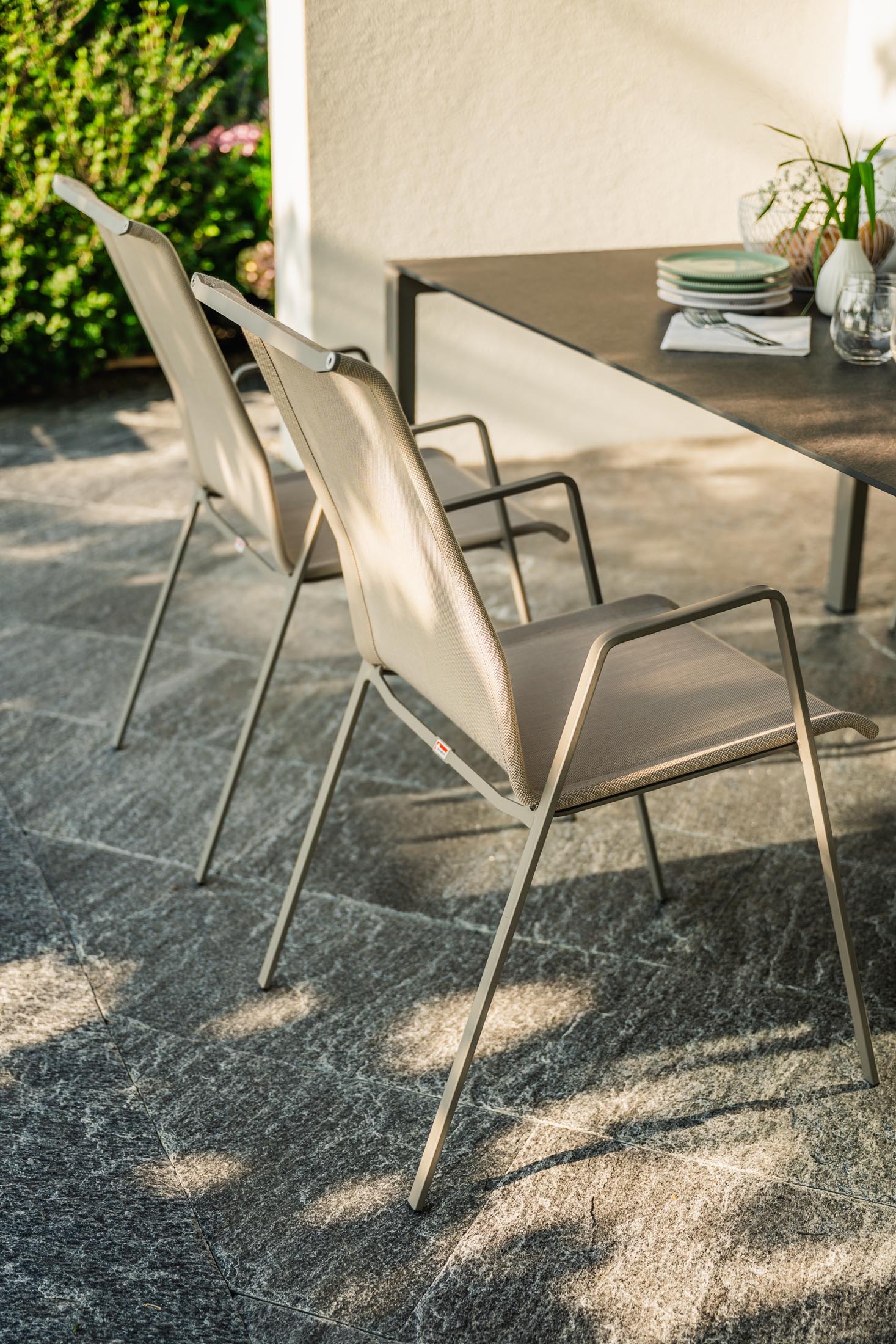 Luzern Textil-Gartenstuhl mit Armlehne von Schaffner: wetterfest, langlebig, ergonomisch, hochwertiges Batyline®-Material, Schweizer Qualität für komfortvolle Outdoor-Momente.