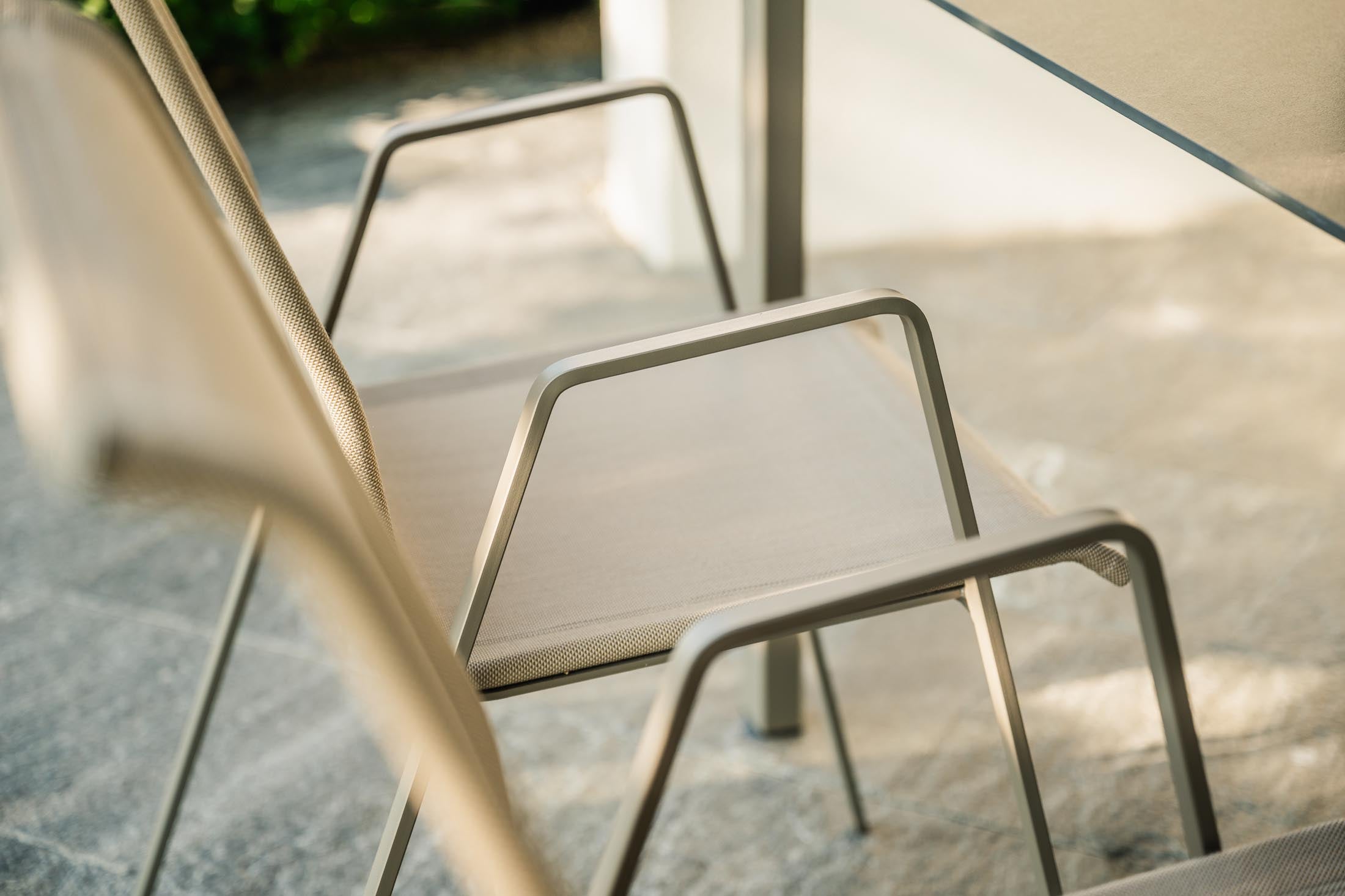 Luzern Textil-Gartenstuhl mit Armlehne von Schaffner: wetterfest, atmungsaktiv, ergonomisch, langlebig, hochwertig, made in Switzerland – ideal für stilvolle Outdoor-Momente.