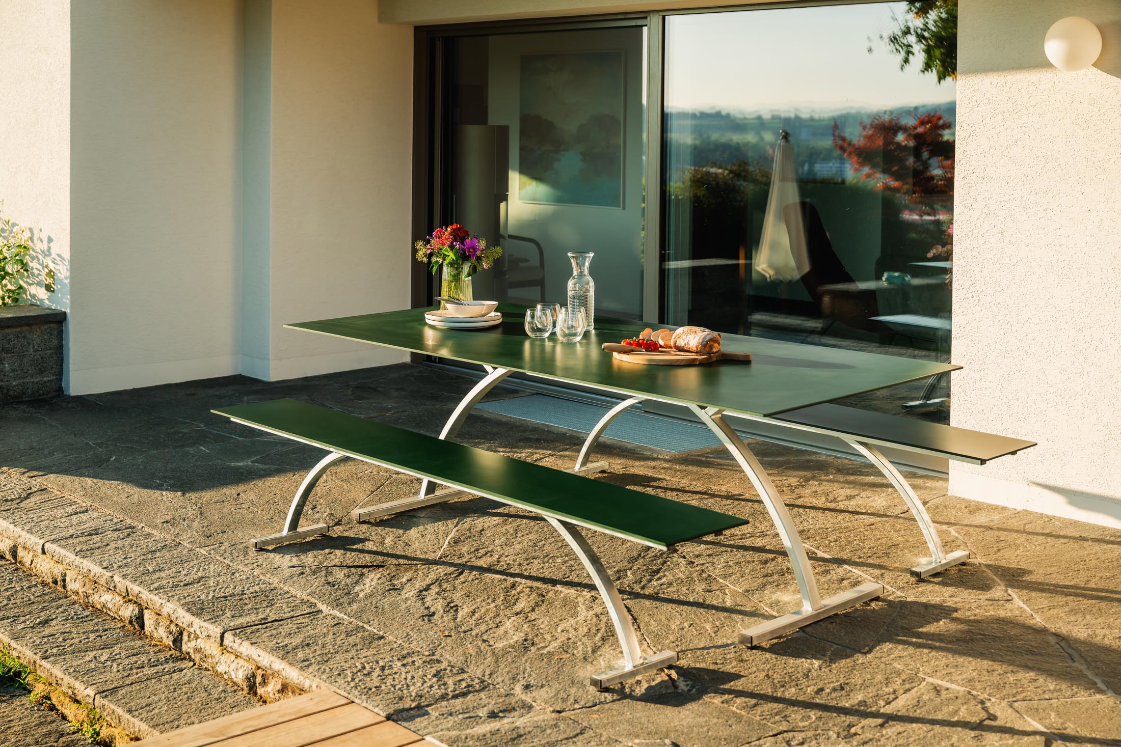 Bernardino Gartenbank aus Glasfasern 220x32 in Tannengrün präsentiert im Onlineshop von KAQTU Design AG. Gartenbank ist von Schaffner