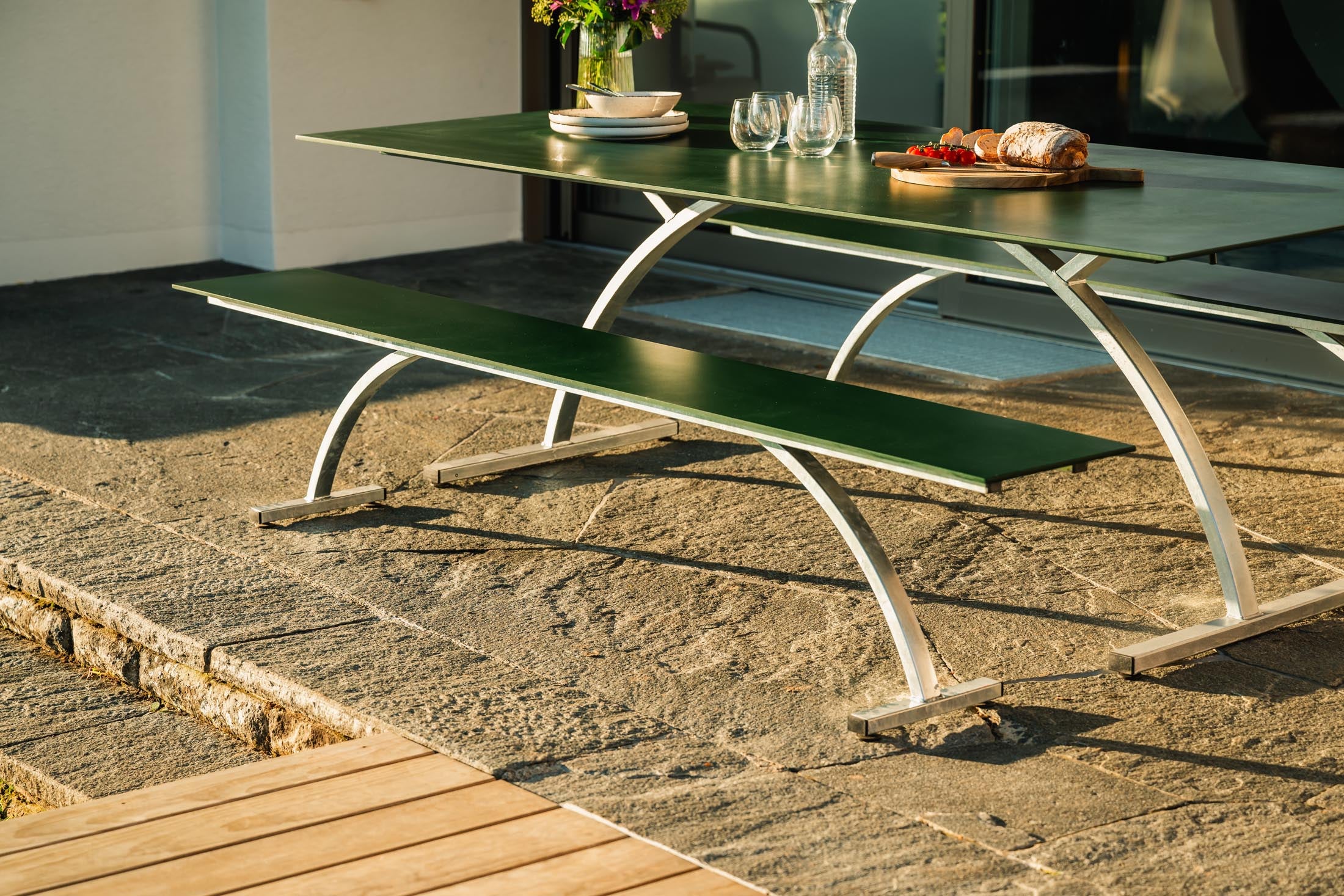 Bernardino Gartenbank aus Glasfasern 220x32 in Tannengrün präsentiert im Onlineshop von KAQTU Design AG. Gartenbank ist von Schaffner