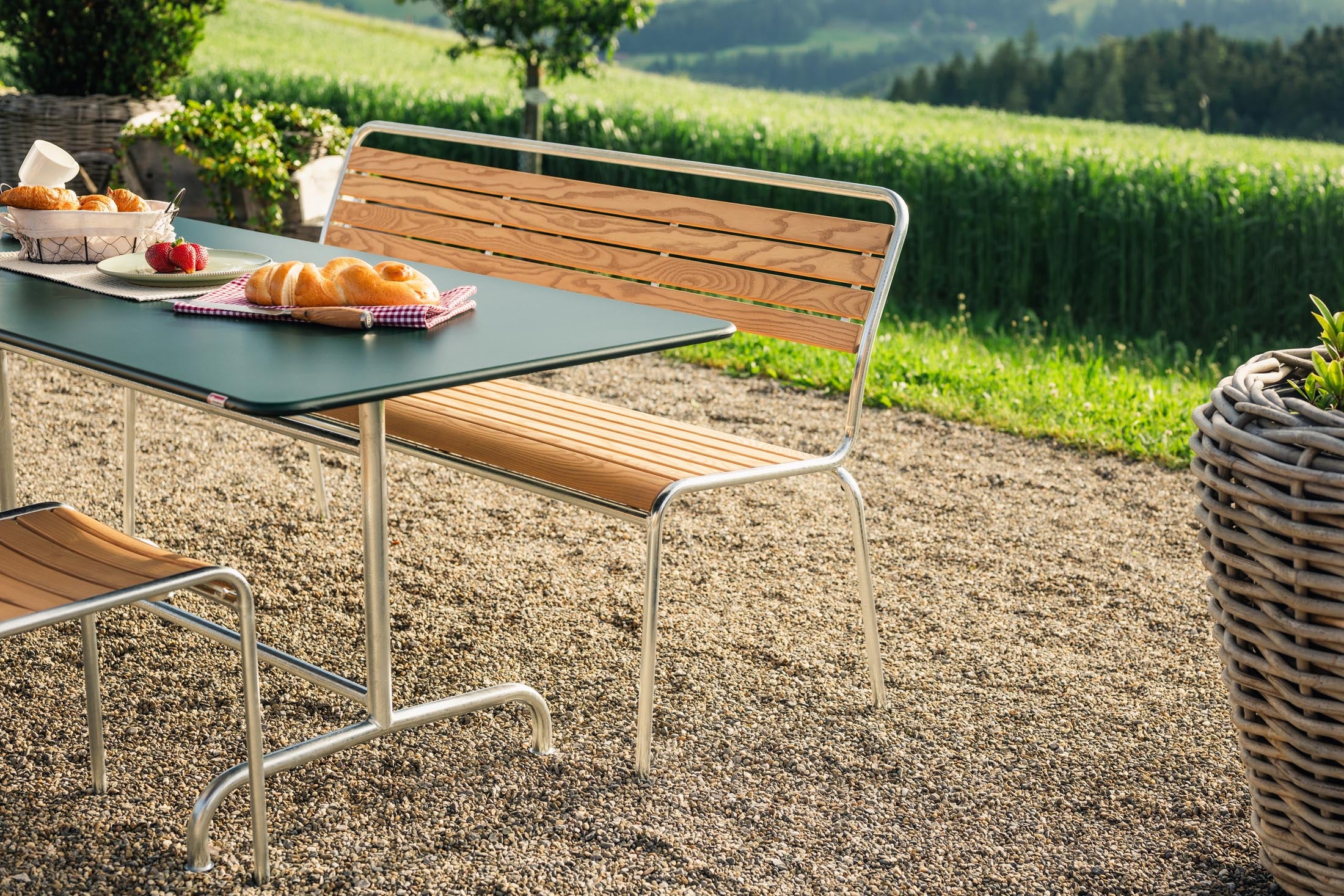 Rigi Holzlatten-3er-Gartenbank ohne Armlehne in Natur geölt präsentiert im Onlineshop von KAQTU Design AG. Gartenbank ist von Schaffner