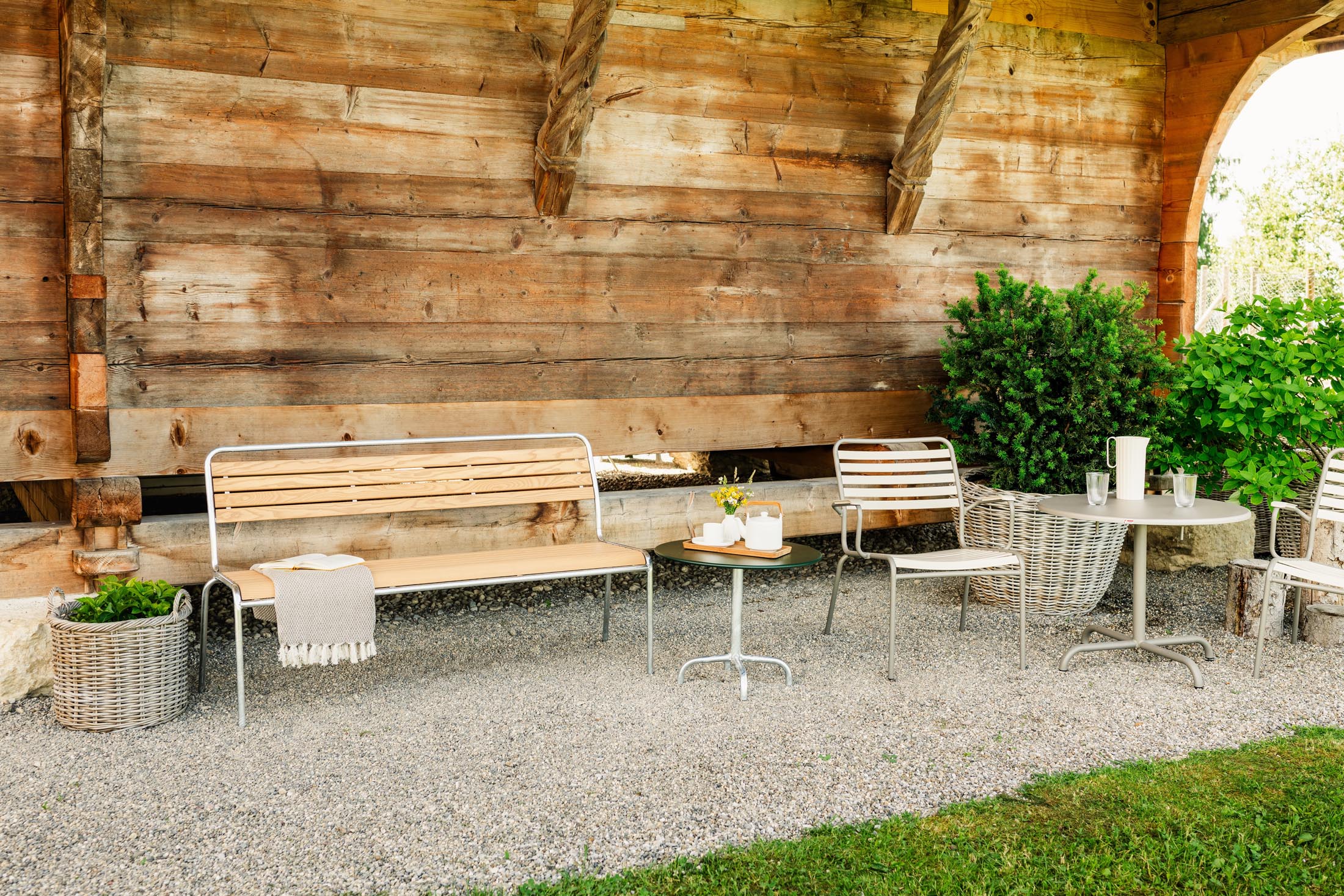 Rigi Holzlatten-3er-Gartenbank ohne Armlehne in Natur geölt präsentiert im Onlineshop von KAQTU Design AG. Gartenbank ist von Schaffner