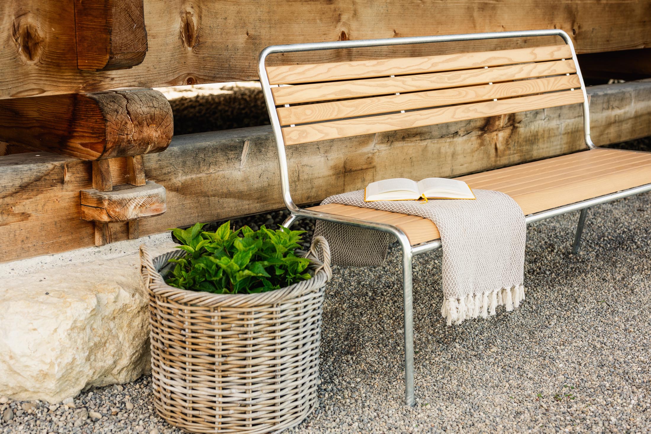 Rigi Holzlatten-3er-Gartenbank ohne Armlehne in Natur geölt präsentiert im Onlineshop von KAQTU Design AG. Gartenbank ist von Schaffner