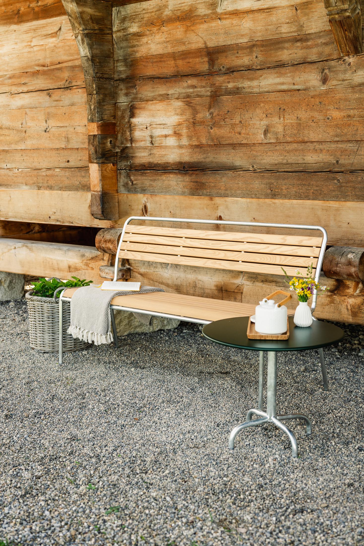 Rigi Holzlatten-3er-Gartenbank ohne Armlehne in Natur geölt präsentiert im Onlineshop von KAQTU Design AG. Gartenbank ist von Schaffner