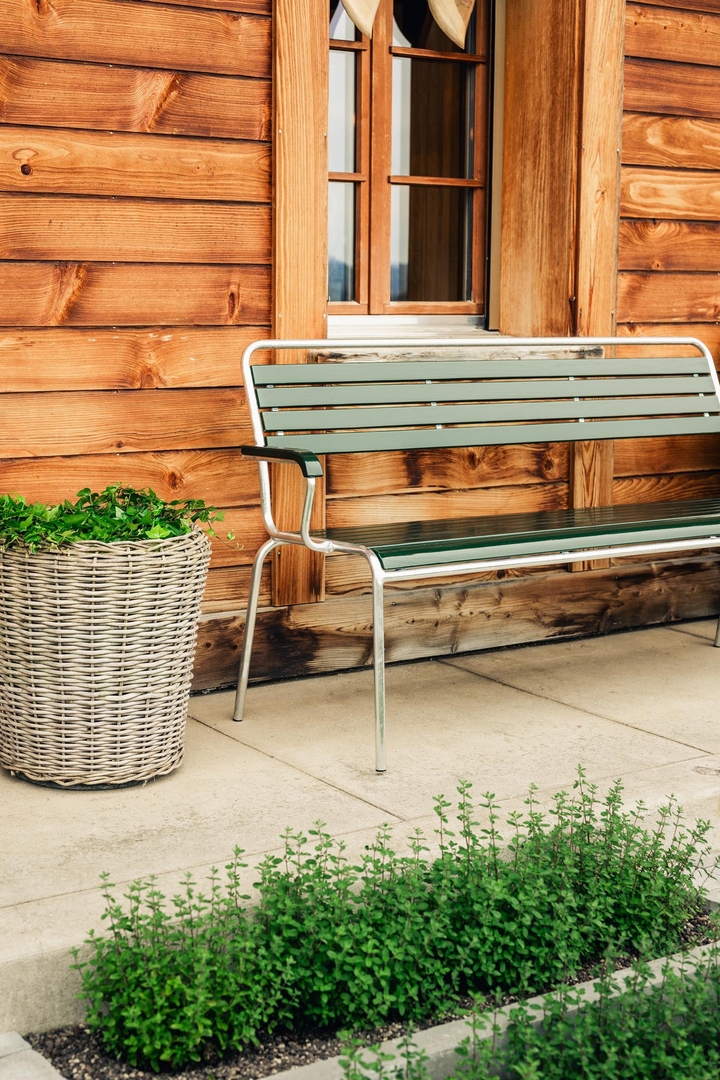 Rigi Holzlatten- 3er-Gartenbank mit Armlehne in Tannengrün präsentiert im Onlineshop von KAQTU Design AG. Gartenbank ist von Schaffner