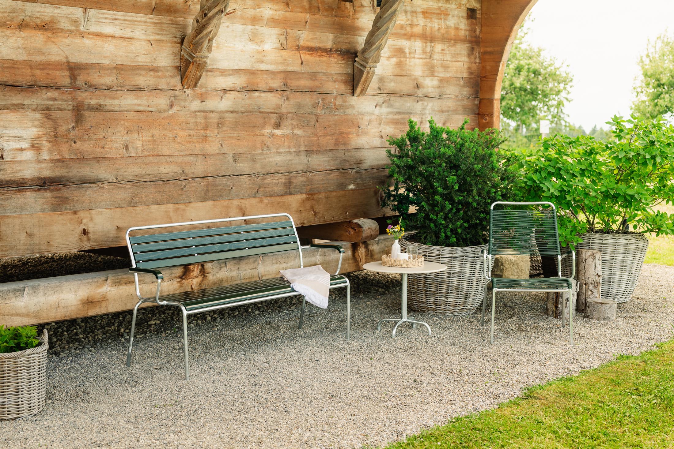 Rigi Holzlatten- 3er-Gartenbank mit Armlehne in Tannengrün präsentiert im Onlineshop von KAQTU Design AG. Gartenbank ist von Schaffner