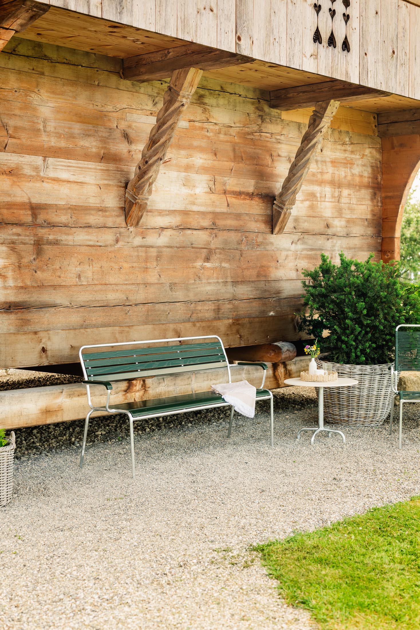 Hochwertige Rigi 3er-Gartenbank mit Armlehne aus Schweizer Eschenholz, langlebig, wetterfest und stilvoll – ideal für Garten, Terrasse oder Balkon.
