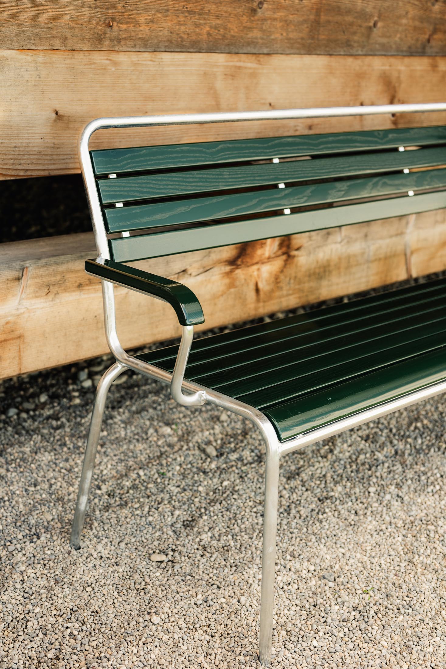 Rigi Holzlatten- 3er-Gartenbank mit Armlehne in Tannengrün präsentiert im Onlineshop von KAQTU Design AG. Gartenbank ist von Schaffner