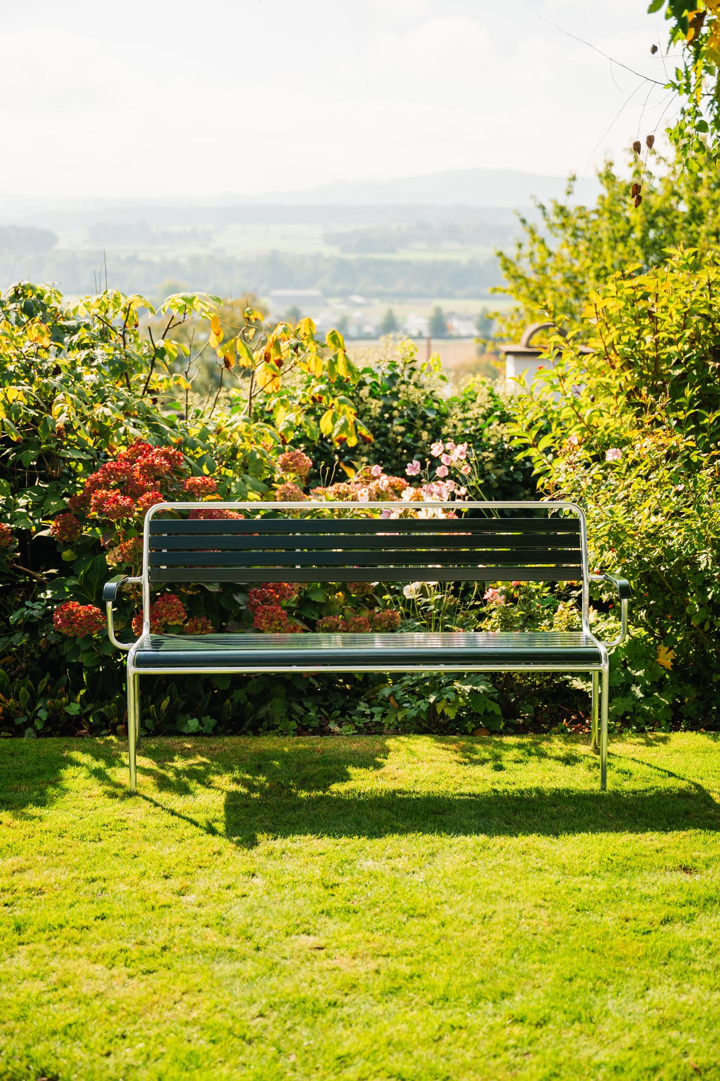 Elegante 3er-Gartenbank aus robustem Schweizer Eschenholz mit Armlehnen, perfekt für entspannte Stunden im Freien.