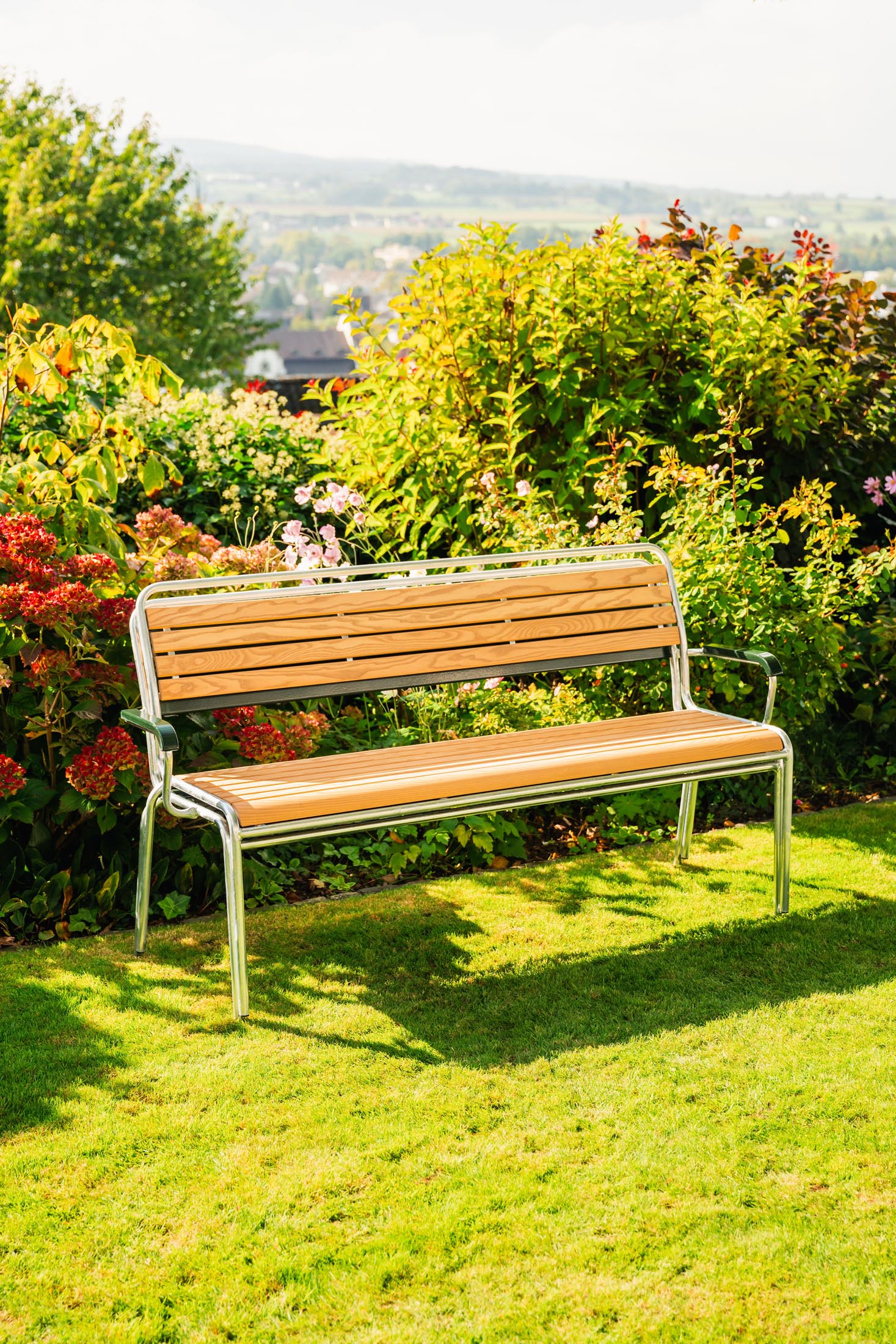 Rigi Holzlatten- 3er-Gartenbank mit Armlehne in Natur geölt präsentiert im Onlineshop von KAQTU Design AG. Gartenbank ist von Schaffner
