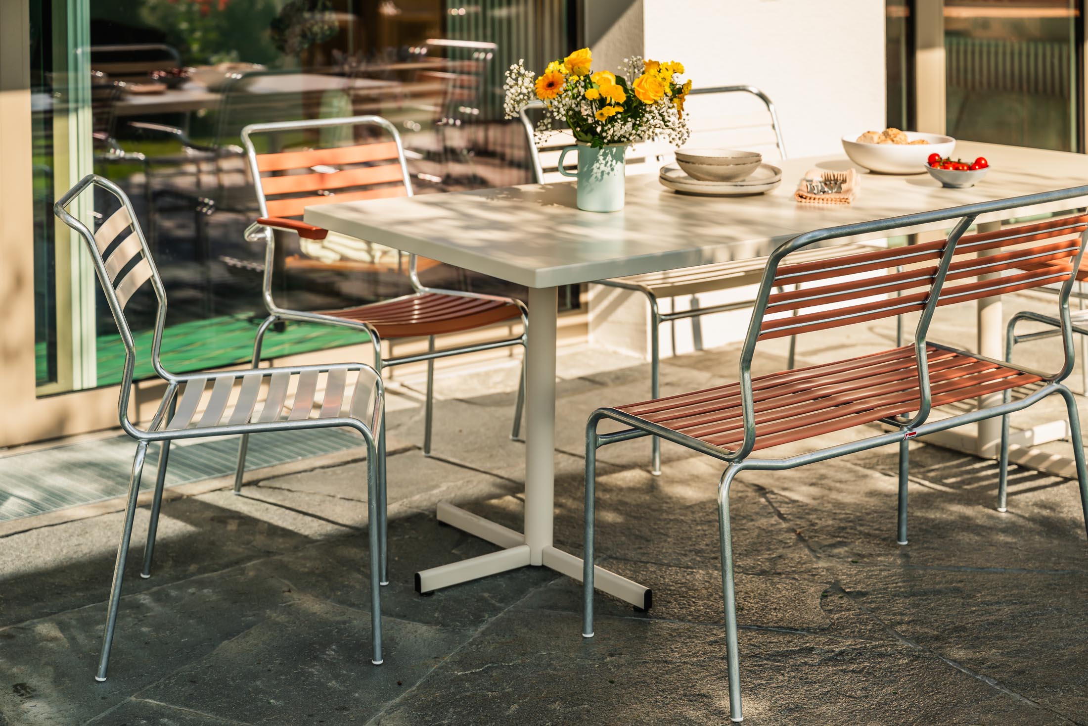 Säntis Lättli-2er Gartenbank ohne Armlehne in Pastellterracotta präsentiert im Onlineshop von KAQTU Design AG. Gartenbank ist von Schaffner