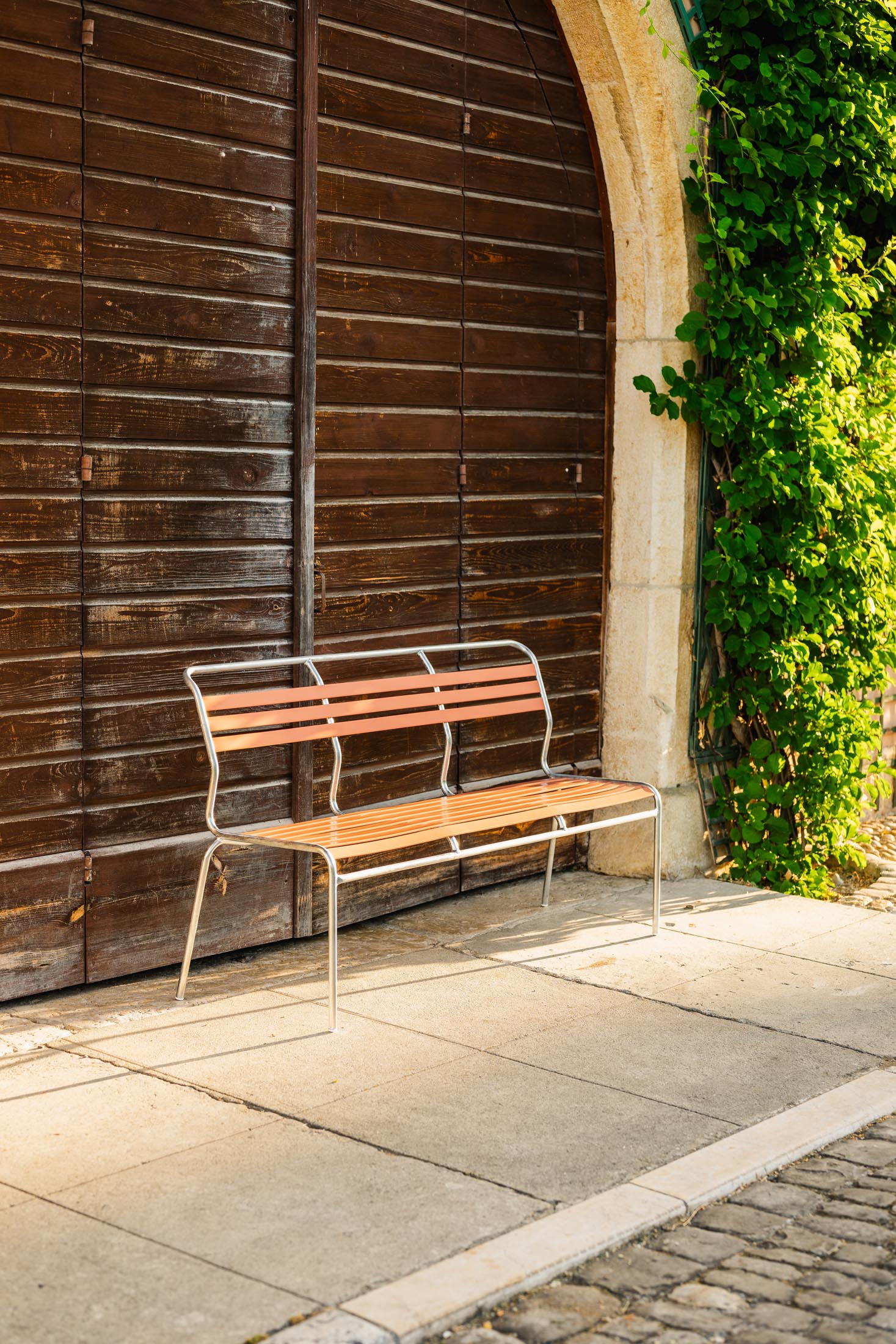 Elegante 3er Gartenbank ohne Armlehnen von Schaffner, wetterfestes Design, langlebige Materialien, Schweizer Qualität, perfekt für Terrasse und Garten.