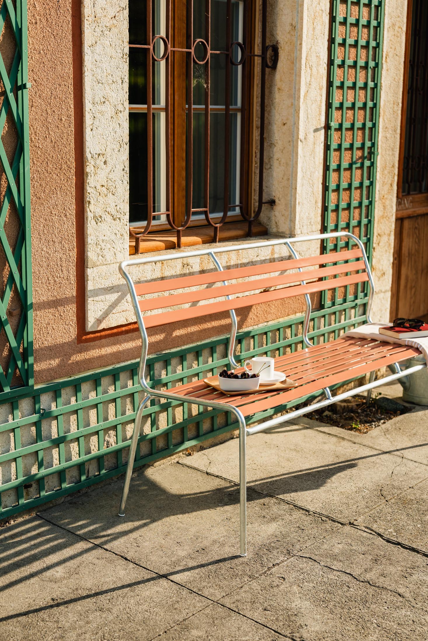 Säntis Lättli-3er Gartenbank ohne Armlehne in Pastellterracotta präsentiert im Onlineshop von KAQTU Design AG. Gartenbank ist von Schaffner