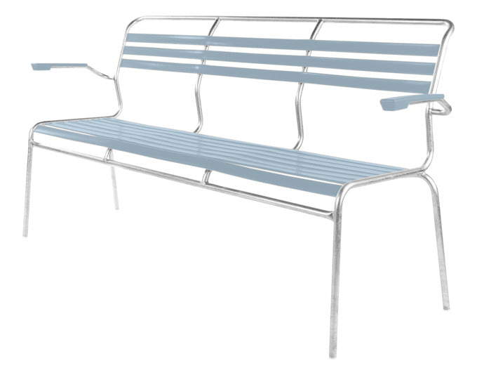 Entdecken Sie die Lättlibank Säntis 3er mit Armlehne – ein stilvolles und robustes Möbelstück, das Ihren Außenbereich aufwertet.