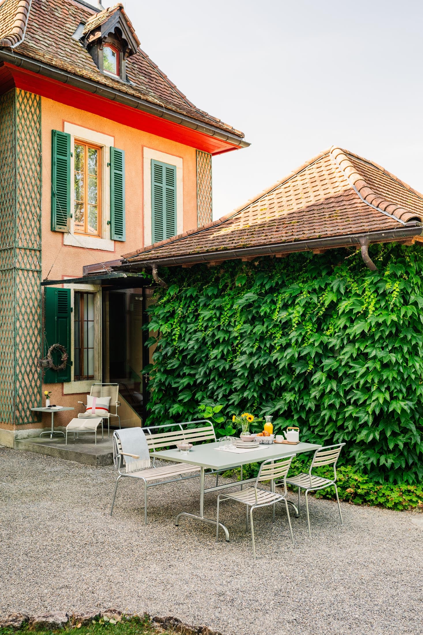 Hochwertige Schweizer Gartenbank für 3 Personen mit Armlehnen, wetterfestem Design, langlebig und umweltfreundlich – perfekt für Terrasse, Garten und Balkon.