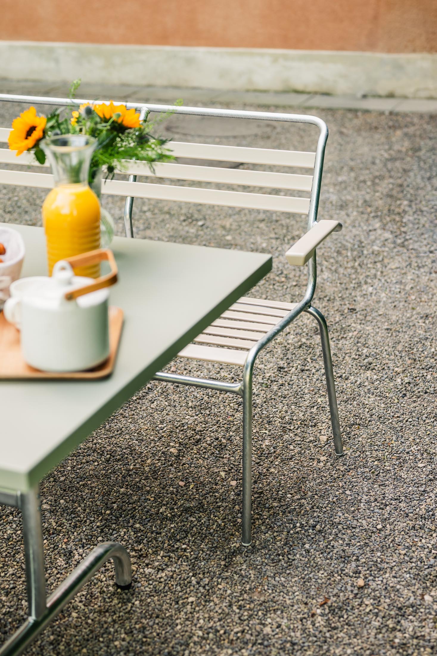 Säntis Lättli-3er Gartenbank mit Armlehne in Pastellsand präsentiert im Onlineshop von KAQTU Design AG. Gartenbank ist von Schaffner