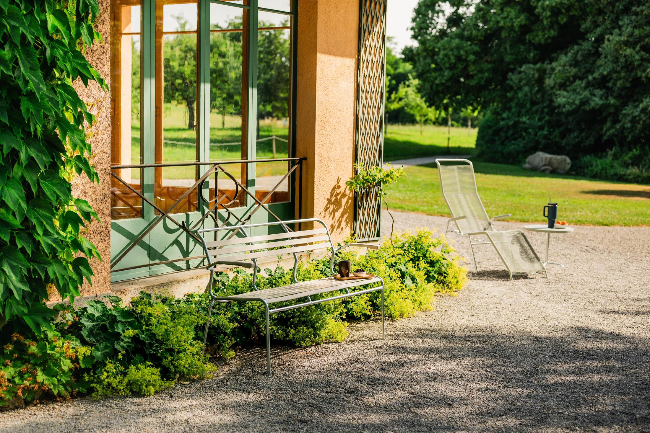 Säntis Lättli-3er Gartenbank mit Armlehne in Pastellsand präsentiert im Onlineshop von KAQTU Design AG. Gartenbank ist von Schaffner
