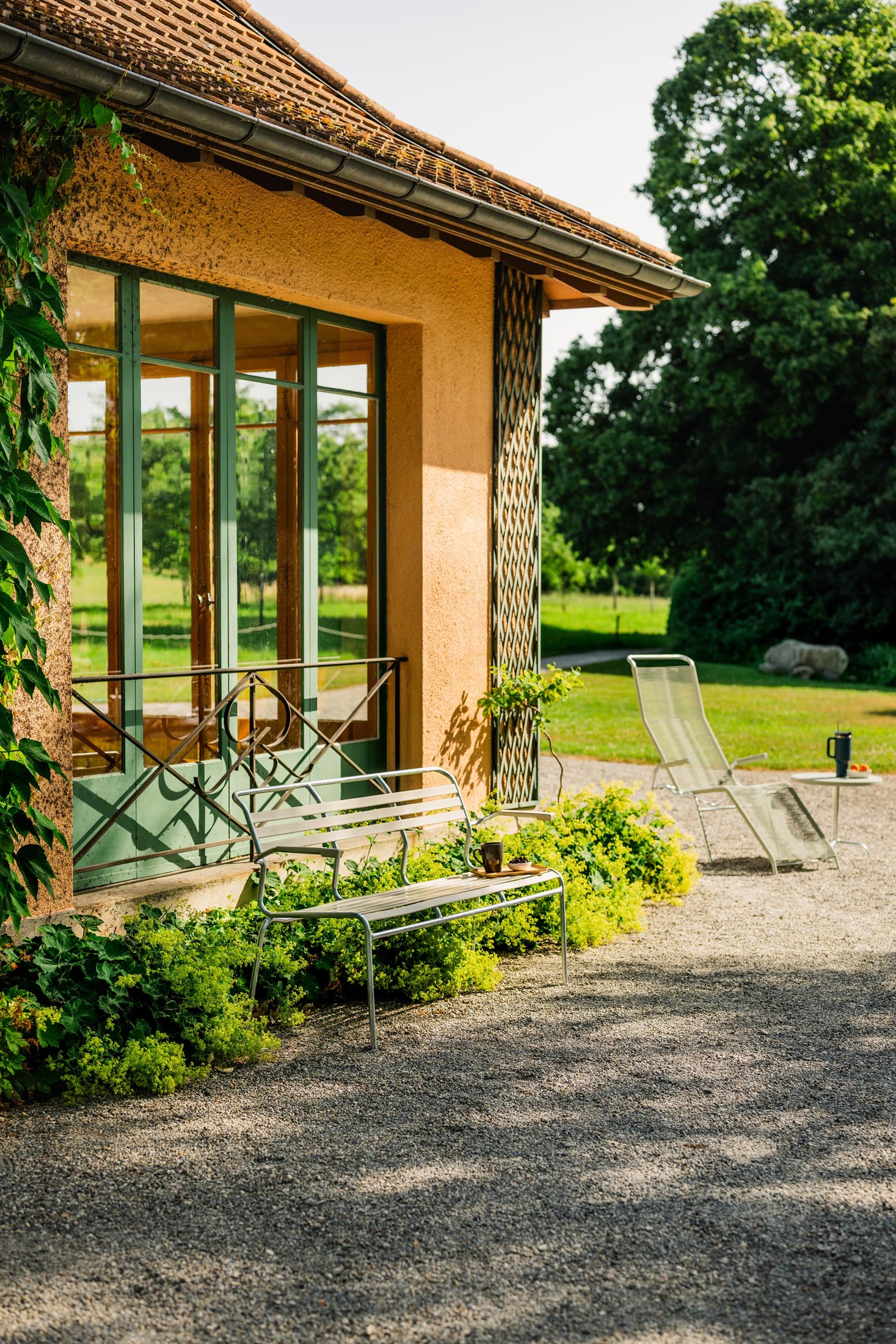Säntis Lättli-3er Gartenbank mit Armlehne in Pastellsand präsentiert im Onlineshop von KAQTU Design AG. Gartenbank ist von Schaffner
