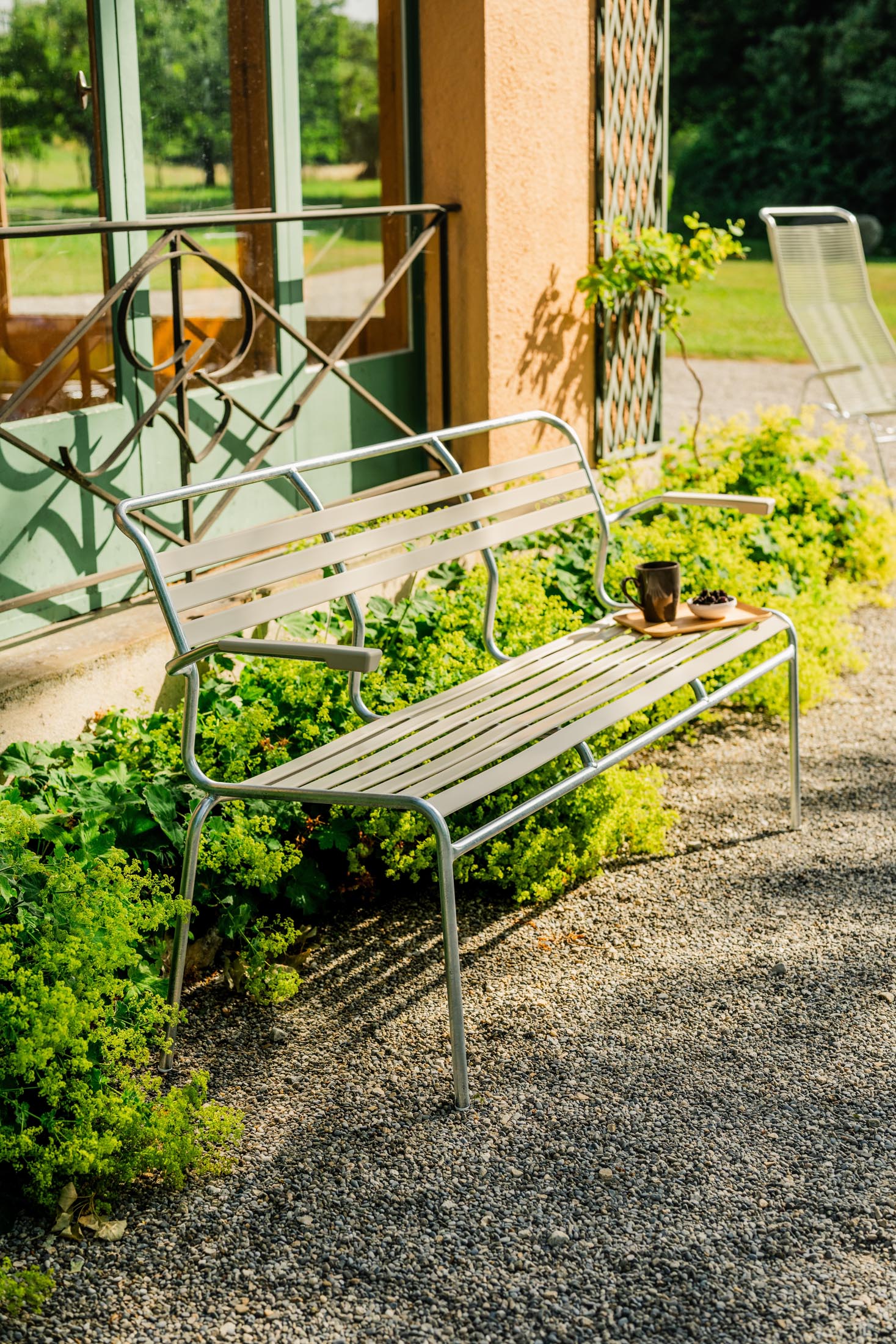 Säntis Lättli-3er Gartenbank mit Armlehne in Pastellsand präsentiert im Onlineshop von KAQTU Design AG. Gartenbank ist von Schaffner