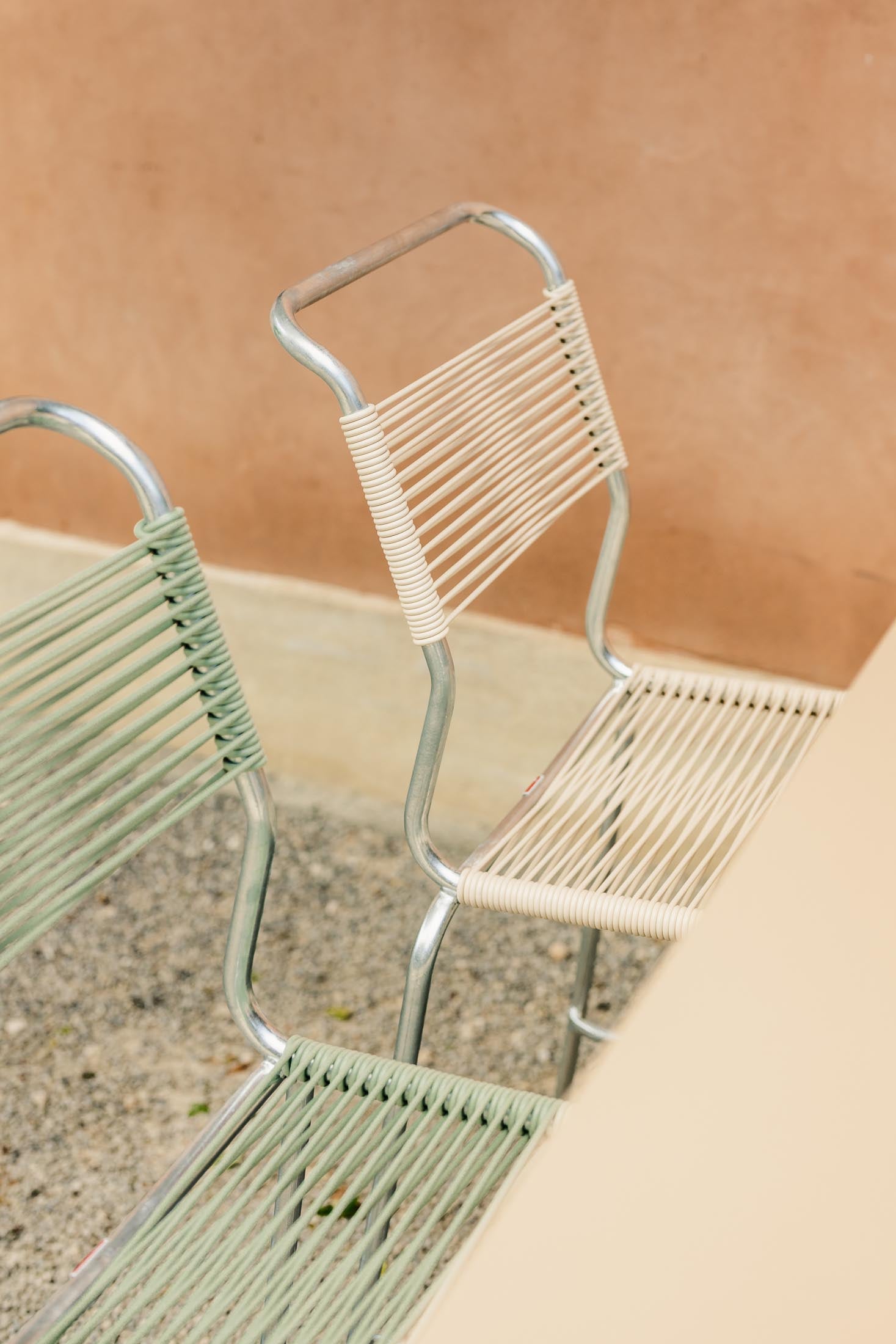 Hochwertiger Säntis Spaghetti-Barstuhl outdoor ohne Armlehne, wetterfest, langlebig, umweltfreundliches OceanYarn®, Schweizer Qualität, perfekt für Garten und Terrasse.