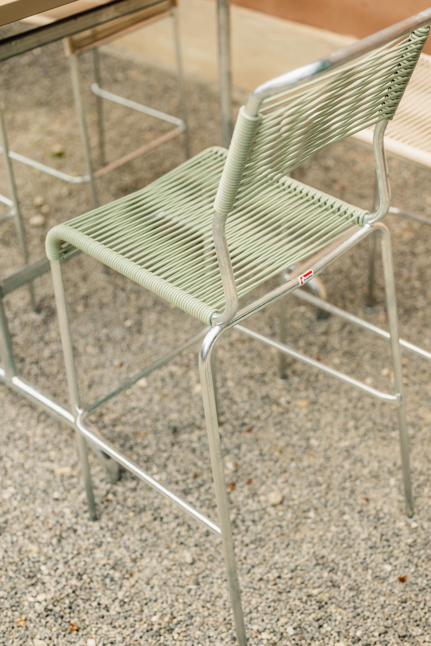 Hochwertiger Säntis Spaghetti-Barstuhl ohne Armlehne, wetterfest, UV-beständig, aus recyceltem OceanYarn® und Stahl, perfekt für Garten und Terrasse.