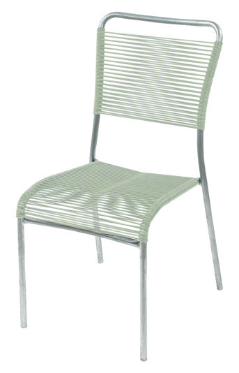 Entdecken Sie den Spaghettistuhl Mendrisio von Schaffner – ein eleganter, wetterfester Stuhl, der durch seine Stapelbarkeit und Langlebigkeit besticht.