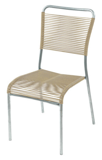 Entdecken Sie den Spaghettistuhl Mendrisio von Schaffner – ein eleganter, wetterfester Stuhl, der durch seine Stapelbarkeit und Langlebigkeit besticht.