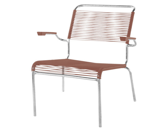 Entspannen Sie stilvoll im Säntis Lounger Spaghetti von Schaffner. Mit komfortablen Armlehnen und einem modernen Design ist er ideal für den Außenbereich.