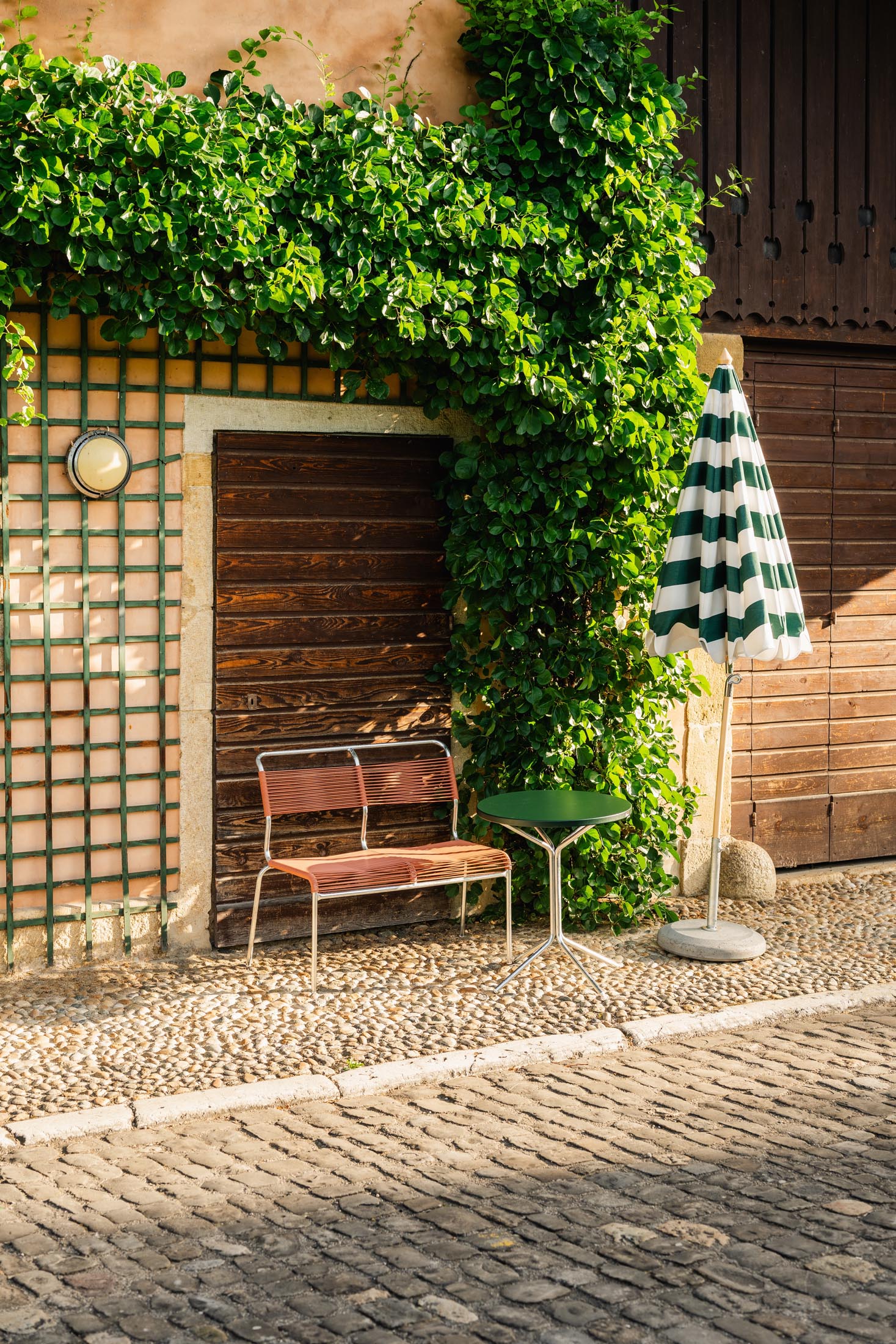 Säntis Spaghetti-2er Gartenbank ohne Armlehne in Pastellterracotta präsentiert im Onlineshop von KAQTU Design AG. Gartenbank ist von Schaffner