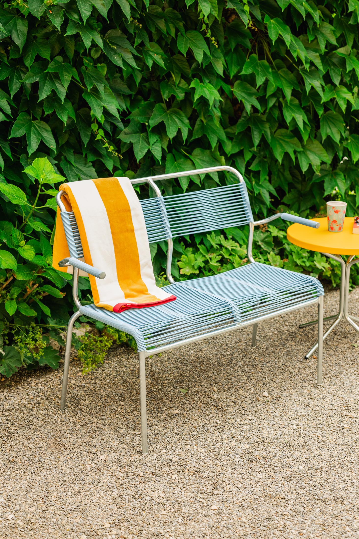 Säntis Spaghetti-2er Gartenbank mit Armlehne in Pastellblau präsentiert im Onlineshop von KAQTU Design AG. Gartenbank ist von Schaffner