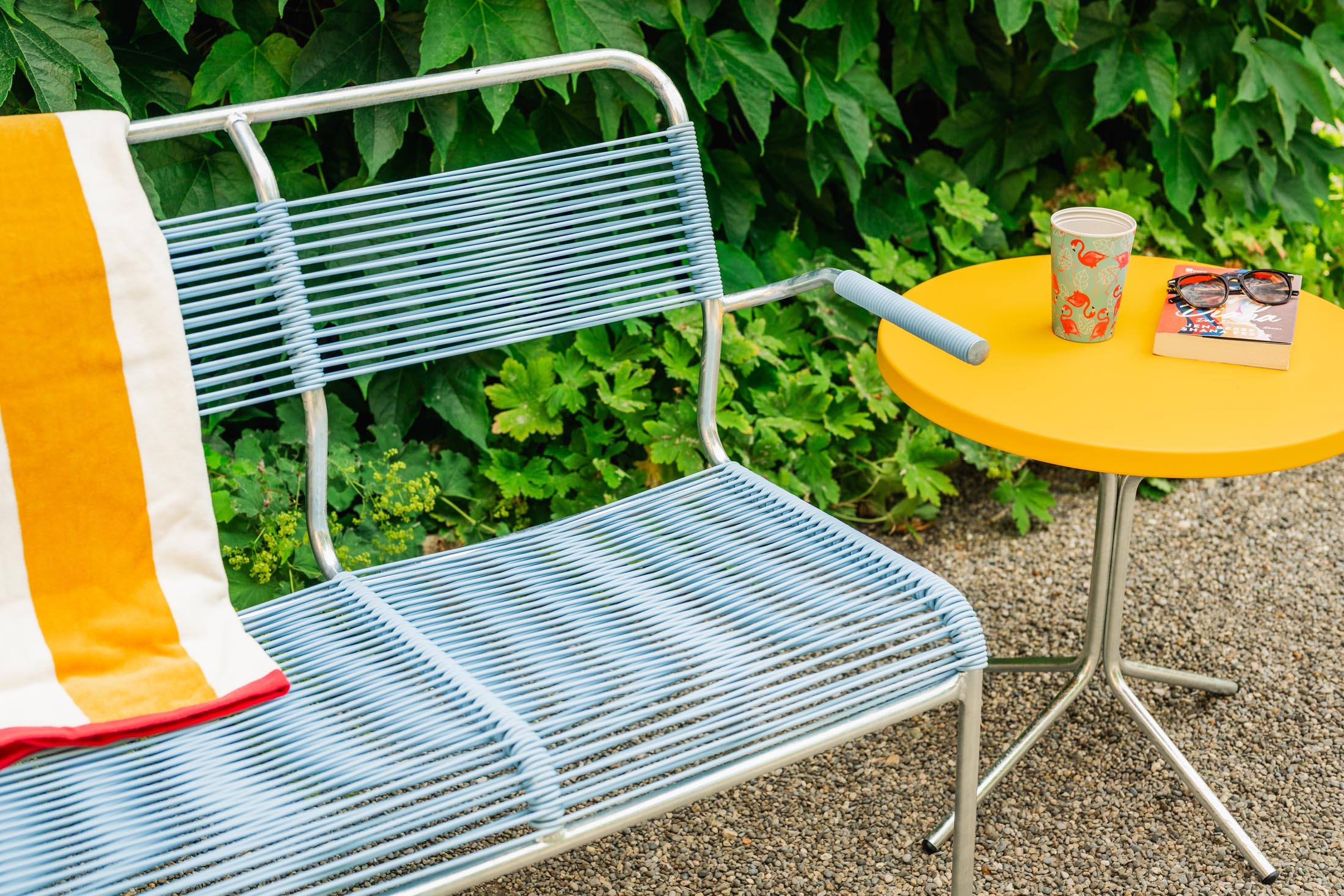 Säntis Spaghetti-2er Gartenbank mit Armlehne in Pastellblau präsentiert im Onlineshop von KAQTU Design AG. Gartenbank ist von Schaffner