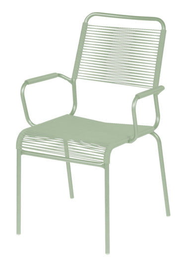 Entdecken Sie den Spaghettistuhl Rigi von Schaffner: Stilvolles Design und bequeme Armlehnen für gemütliche Momente im Freien.