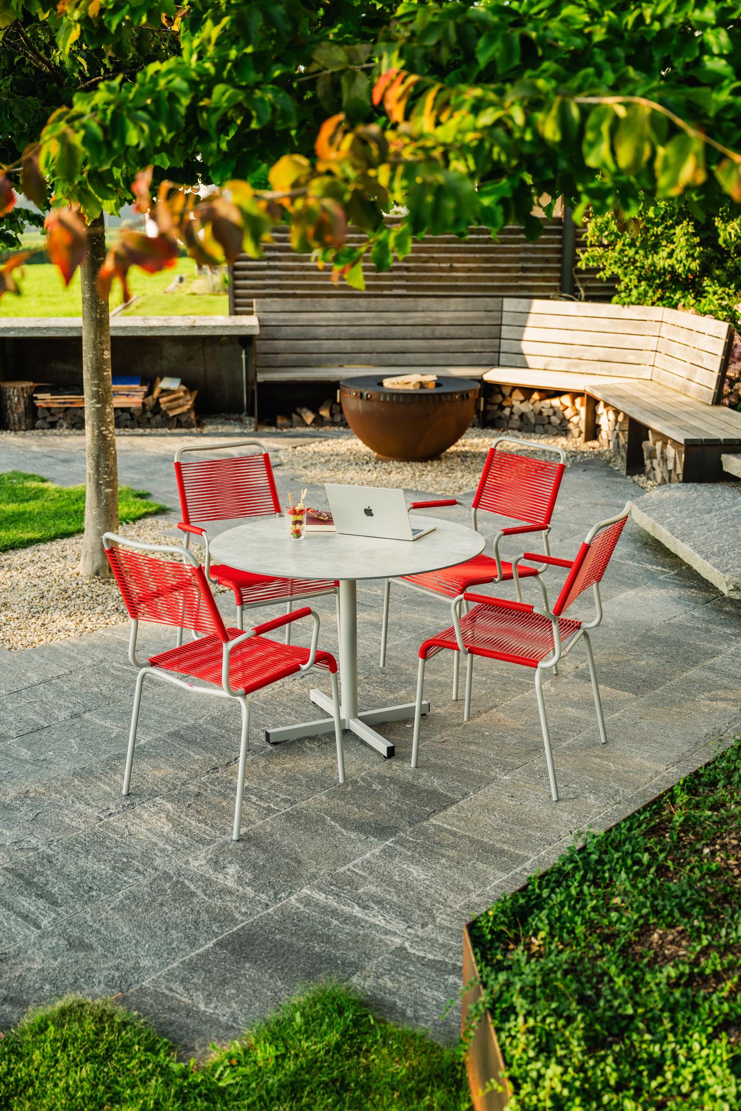 Rigi Spaghetti-Gartenstuhl mit Armlehne Comfort in Pastellterracotta präsentiert im Onlineshop von KAQTU Design AG. Gartenstuhl mit Armlehnen ist von Schaffner
