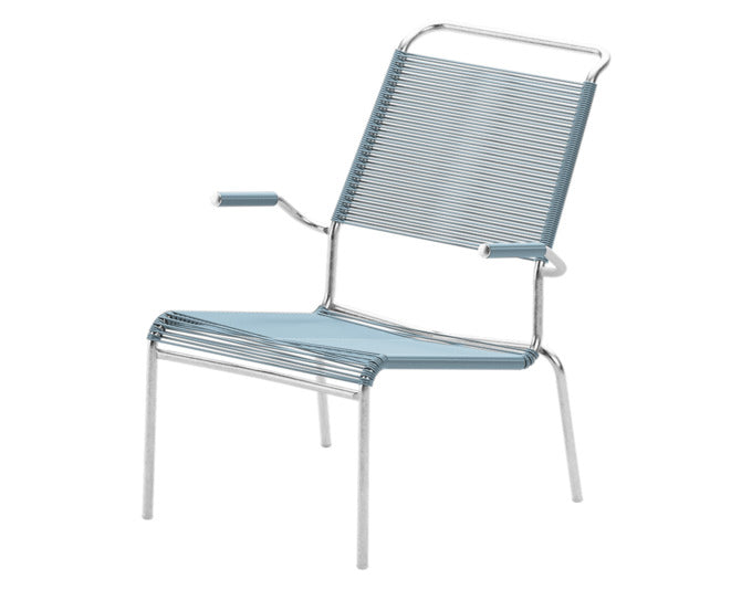Entdecken Sie den stilvollen Säntis Lounger Spaghetti mit Armlehne – wetterfest, bequem und langlebig, made in Switzerland, ideal für Garten, Balkon und Terrasse.