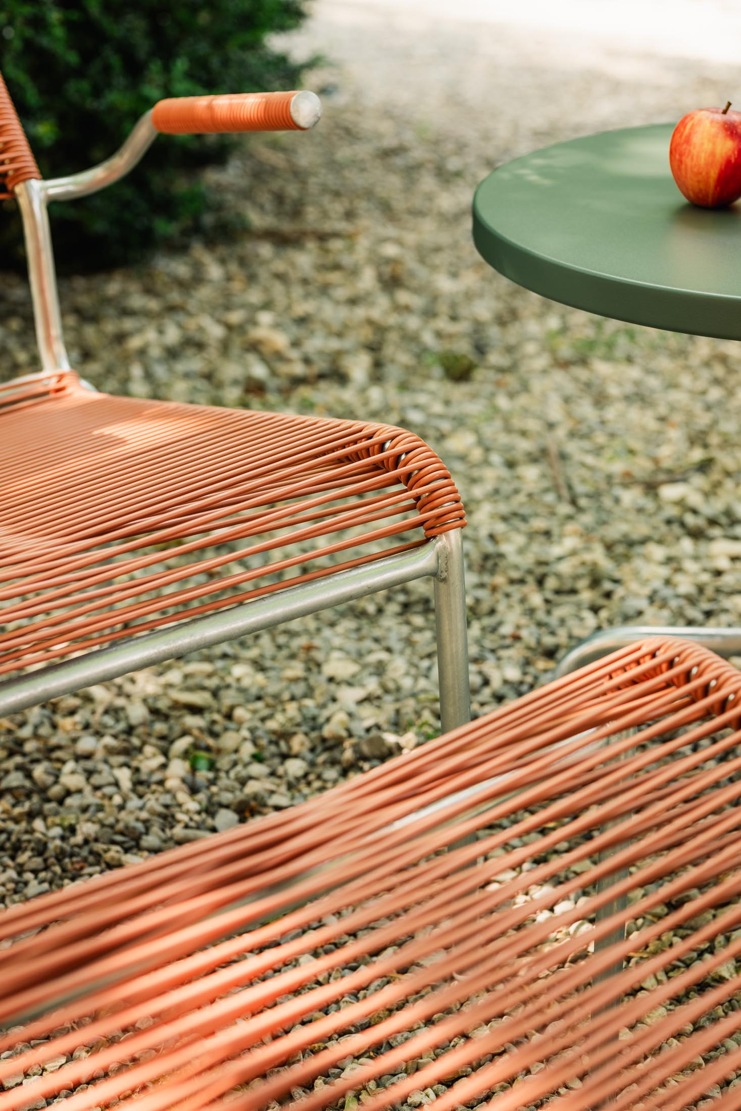 Hochwertiger Säntis Lounger Spaghetti mit Armlehne, wetterfestes Design, recyceltes OceanYarn®, Schweizer Qualität, langlebig und stilvoll für Terrasse und Garten.