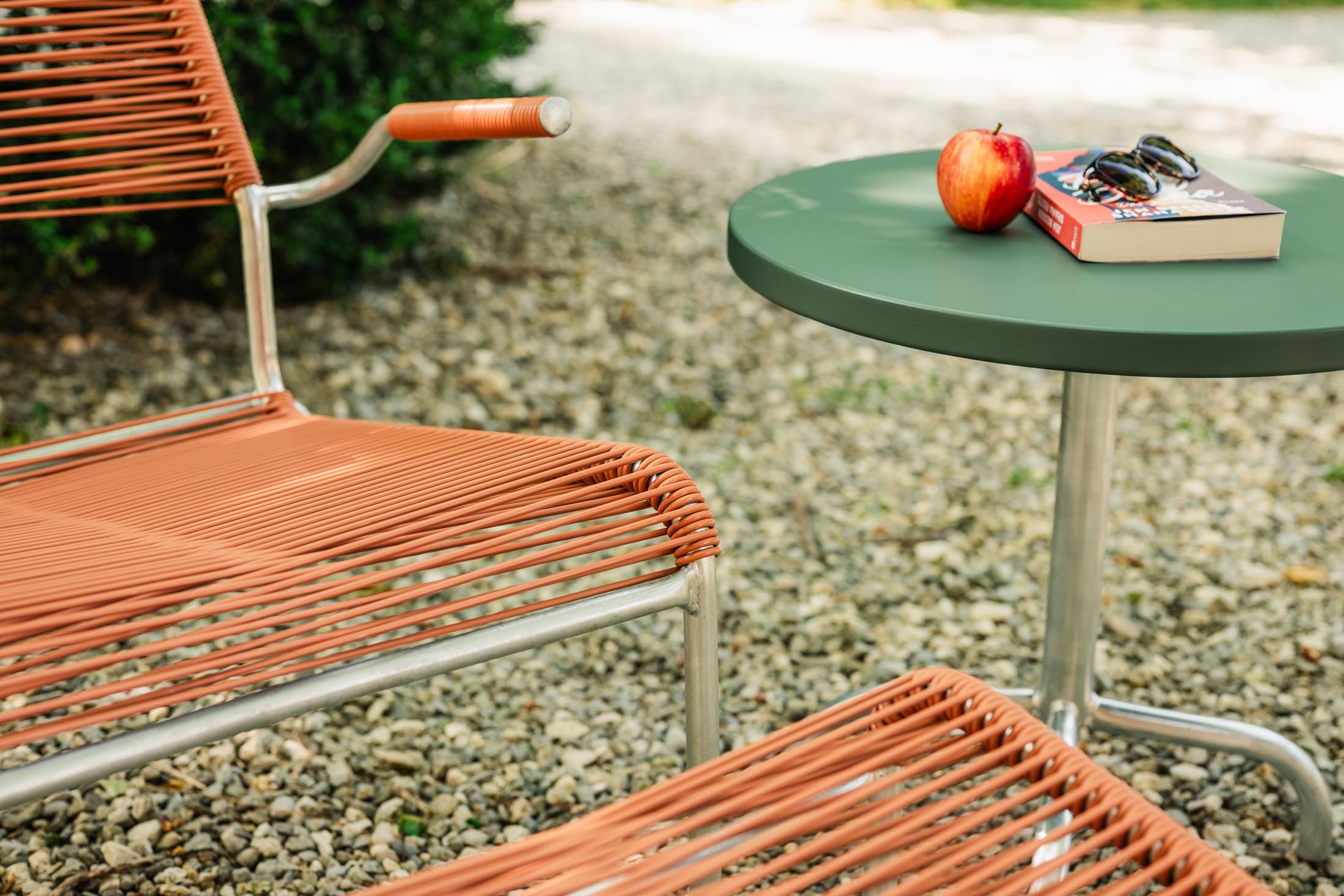 Hochwertiger Säntis Lounger Spaghetti mit Armlehne, wetterfestes Design, nachhaltiges OceanYarn®, Schweizer Qualität, ideal für Garten, Balkon und Terrasse.