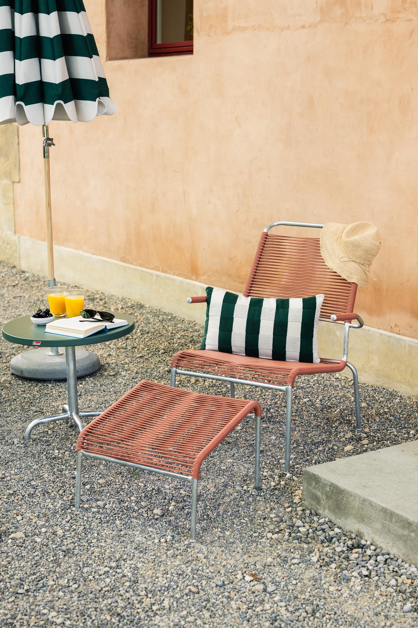Säntis Lounger Spaghetti mit Armlehne Hochlehner in Pastellterracotta präsentiert im Onlineshop von KAQTU Design AG. Outdoor-Sessel mit Armlehnen ist von Schaffner