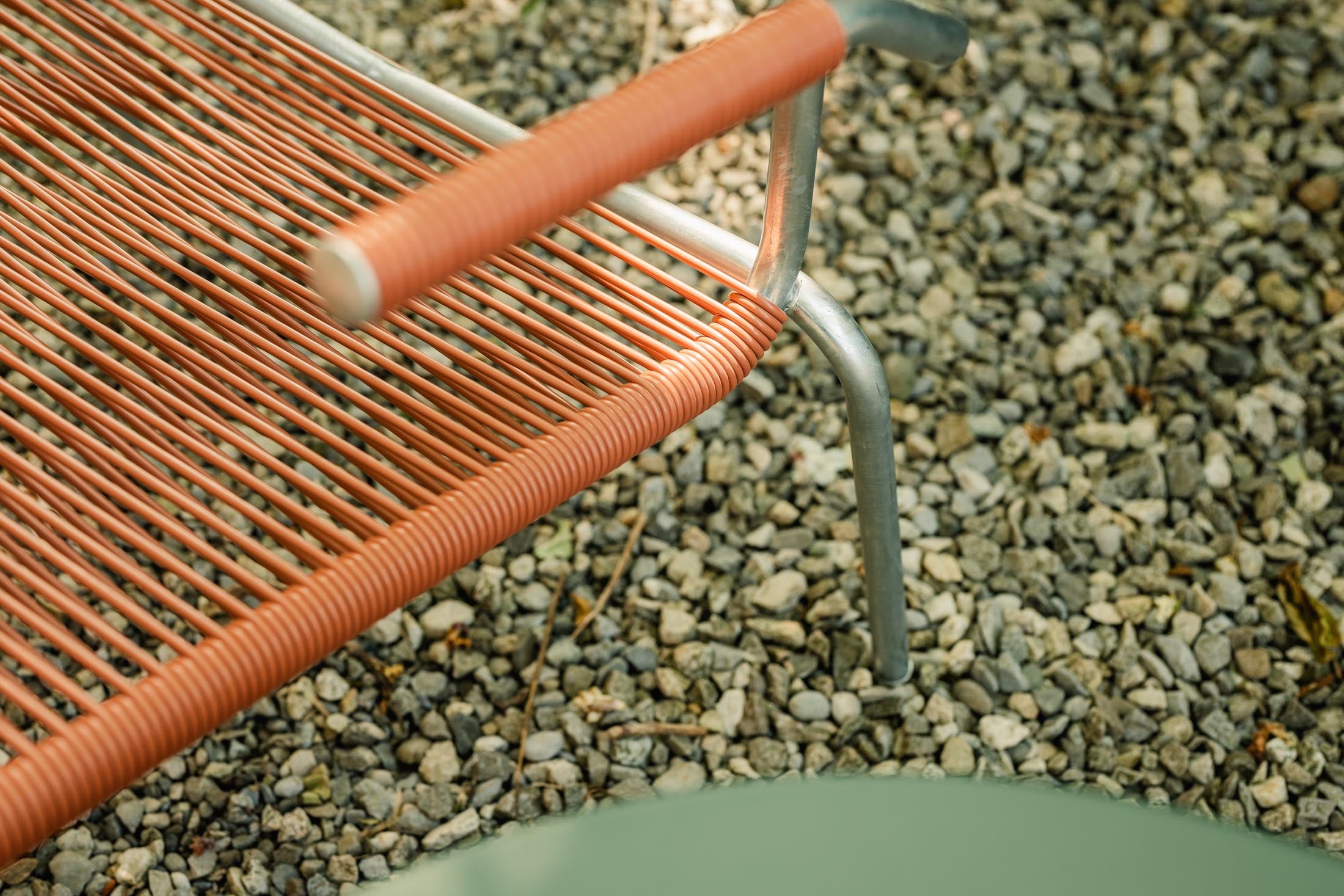 Säntis Lounger Spaghetti mit Armlehne Hochlehner in Pastellterracotta präsentiert im Onlineshop von KAQTU Design AG. Outdoor-Sessel mit Armlehnen ist von Schaffner