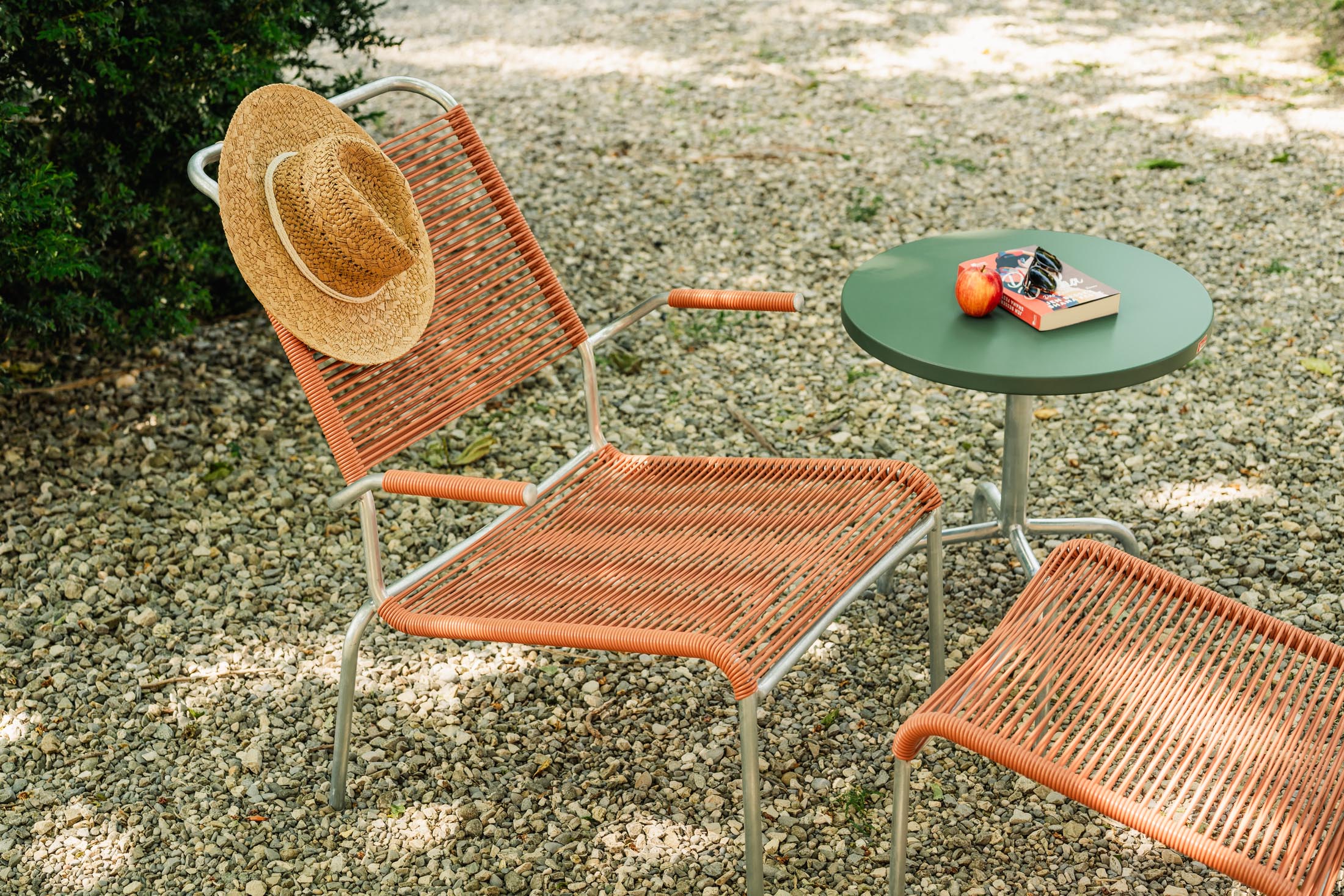 Eleganter Säntis Lounger Spaghetti mit Armlehne, wetterfest, langlebig, aus recyceltem OceanYarn®, Schweizer Qualität – perfekt für Garten, Balkon und Terrasse.