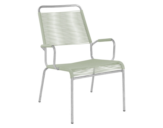 Erleben Sie den Sessel Rigi Salon mit Armlehne Spaghetti von Schaffner – Schweizer Handwerkskunst, wetterfest und stapelbar für jeden Außenbereich.