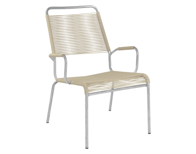 Entdecken Sie den Sessel Rigi Salon mit Armlehne Spaghetti: Schweizer Handwerkskunst, langlebig, ergonomisch und perfekt für stilvolle Outdoor-Bereiche.