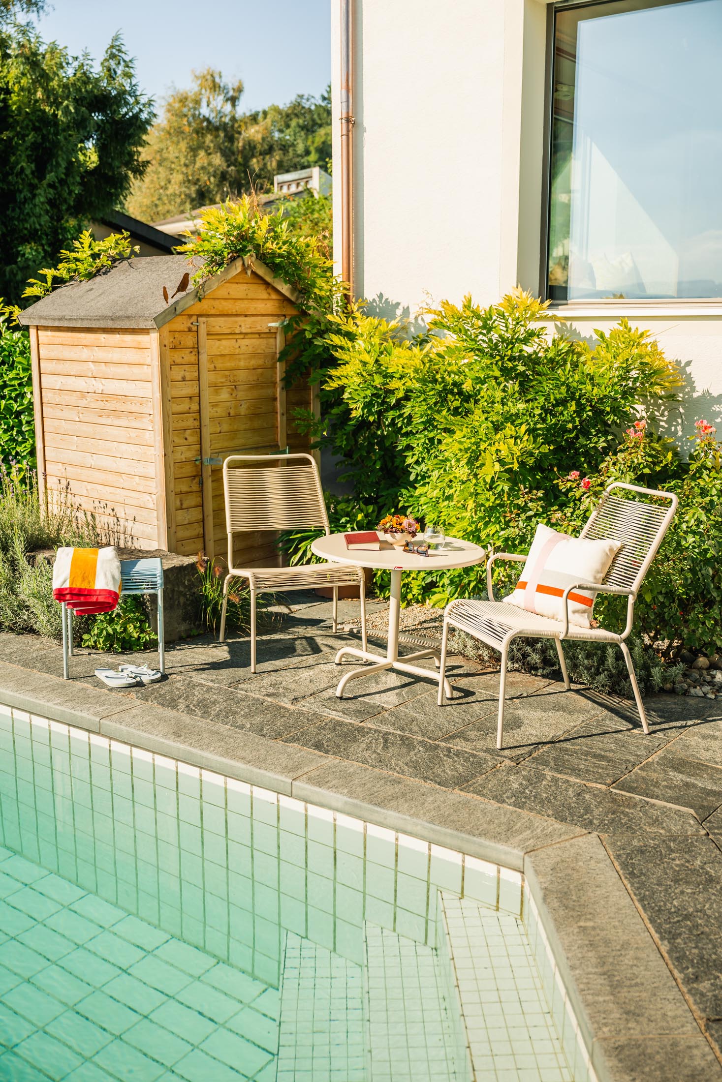 Schaffner Rigi Spaghetti-Salonsessel mit Armlehne aus wetterfestem Eschenholz, langlebig, komfortabel und stilvoll für Garten, Balkon und Terrasse.