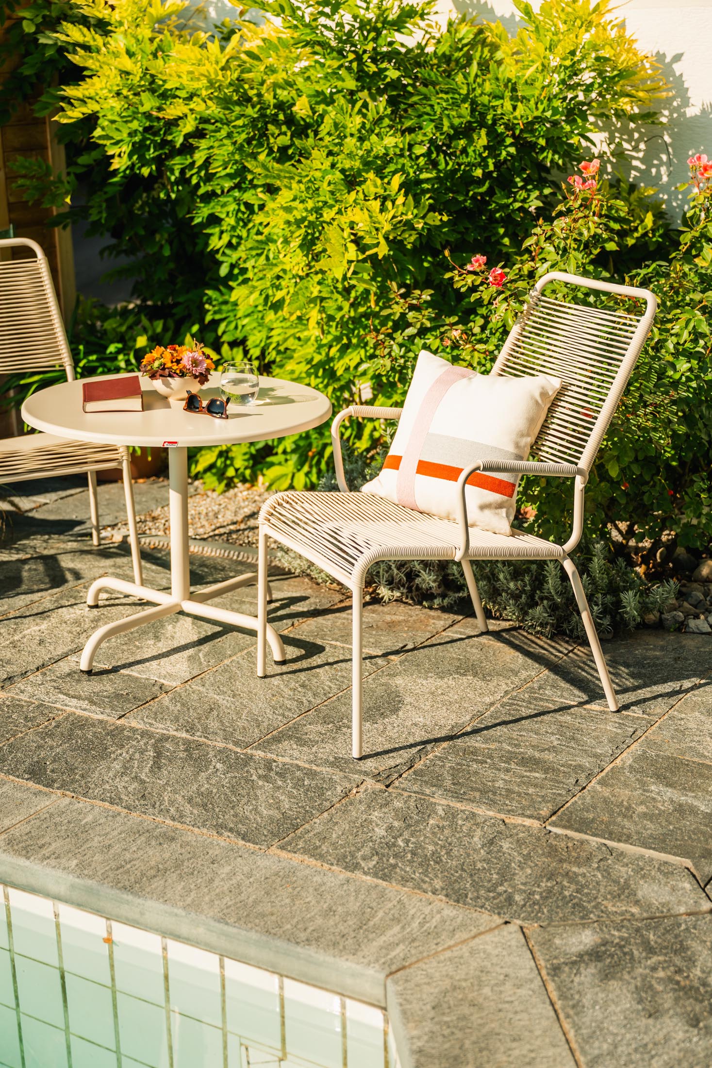 Schaffner Rigi Spaghetti-Salonsessel mit Armlehne aus wetterfestem Eschenholz, langlebig, komfortabel und elegantes Design für Garten, Balkon und Terrasse.