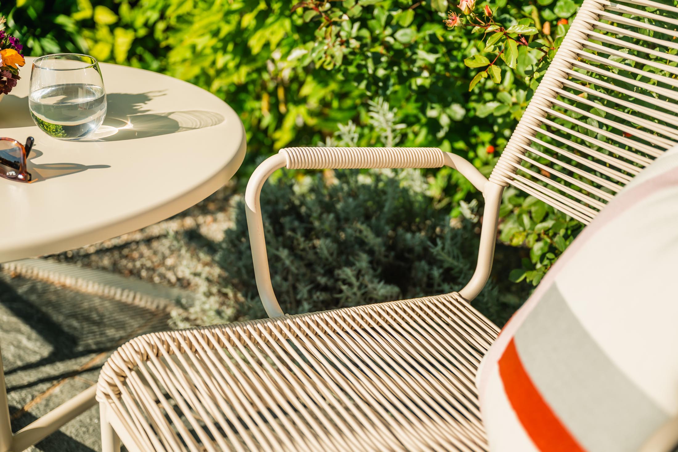 Schaffner Rigi Spaghetti-Salonsessel mit Armlehne aus wetterfestem Eschenholz, langlebig, komfortabel und stilvoll für Garten, Balkon und Terrasse.
