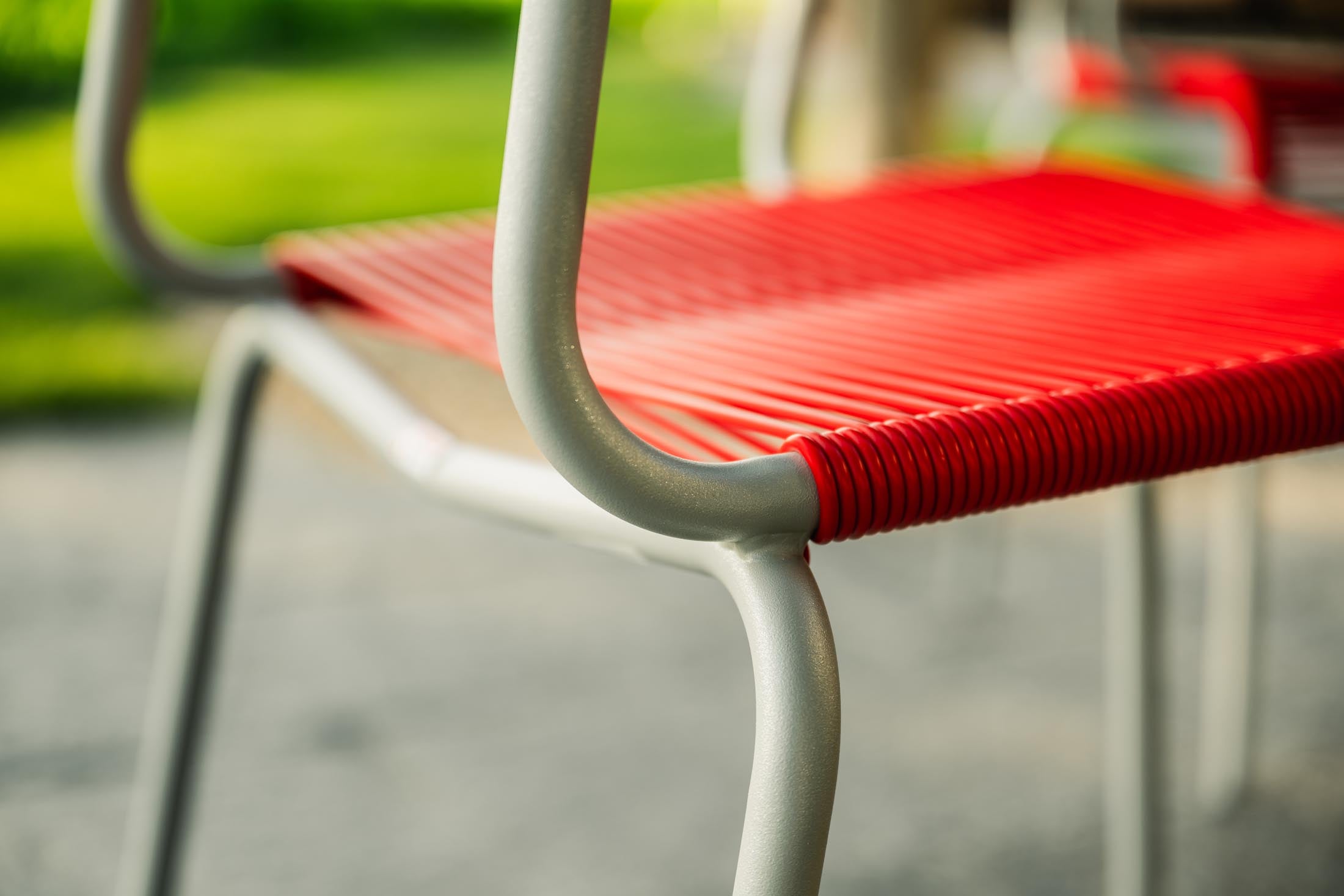 Moderner klappbarer Gartentisch aus Metall in ansprechendem Rot, perfekt für entspannte Stunden im Freien. Maße: 120x70 cm.