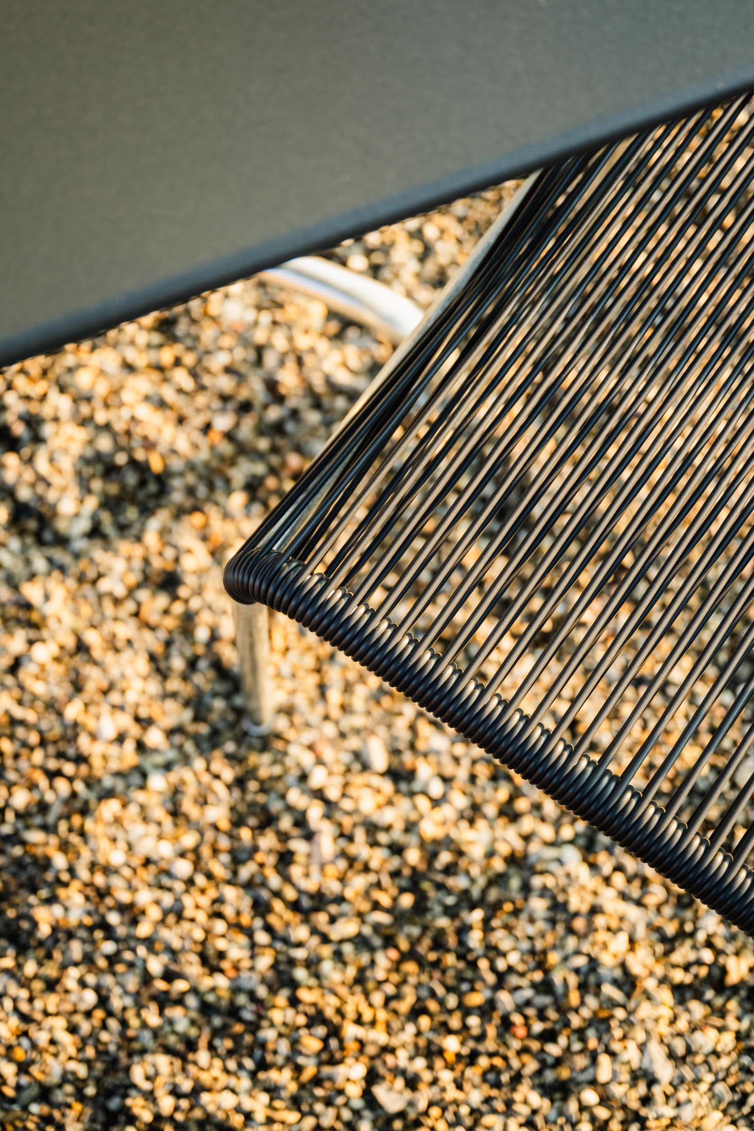 Schaffner Rigi Spaghetti-Gartenstuhl ohne Armlehne aus robustem Schweizer Eschenholz, wetterfest, leicht pflegeleicht und elegantes Design für Ihren Outdoor-Bereich.