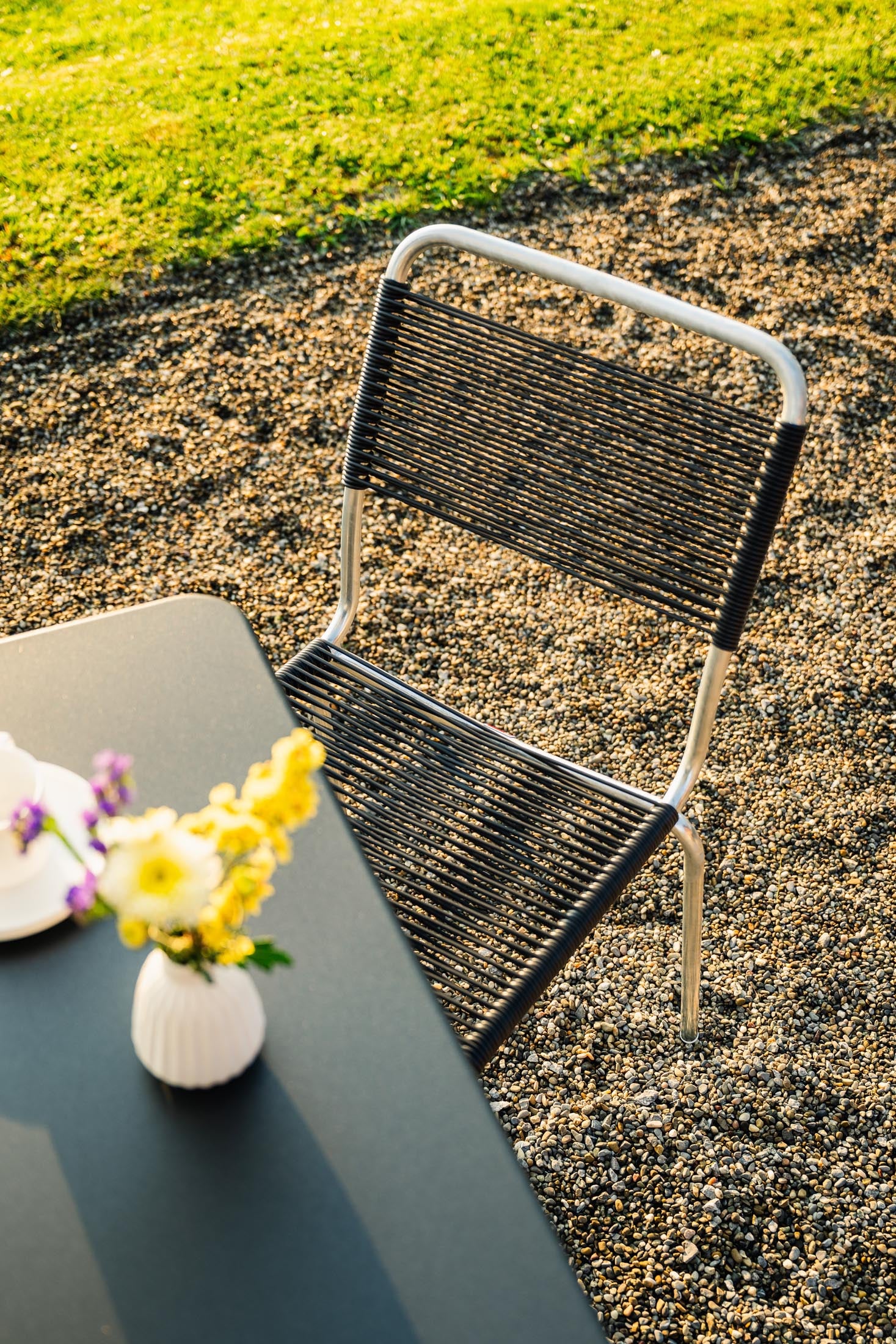 Eleganter Schaffner Rigi Spaghetti-Gartenstuhl ohne Armlehne aus langlebigem Schweizer Eschenholz, wetterfest, pflegeleicht und perfekt für stilvolle Outdoor-Ambiente.