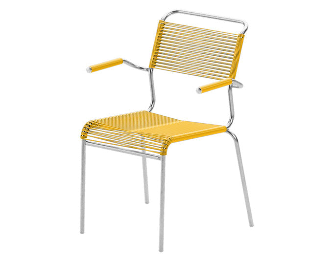 Eleganter Säntis Spaghetti-Gartenstuhl mit Armlehne, wetterfest, robust und nachhaltig. Schweizer Handwerkskunst, komfortabel, in verschiedenen Farben erhältlich.