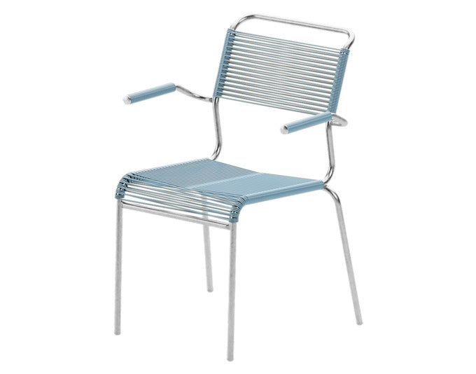 Säntis Spaghetti-Gartenstuhl mit Armlehne in Pastellblau präsentiert im Onlineshop von KAQTU Design AG. Gartenstuhl mit Armlehnen ist von Schaffner